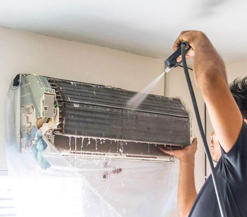 Có Nên Tự Vệ Sinh Máy Lạnh Tại Nhà Không? Chuyên Gia Giải Đáp!
