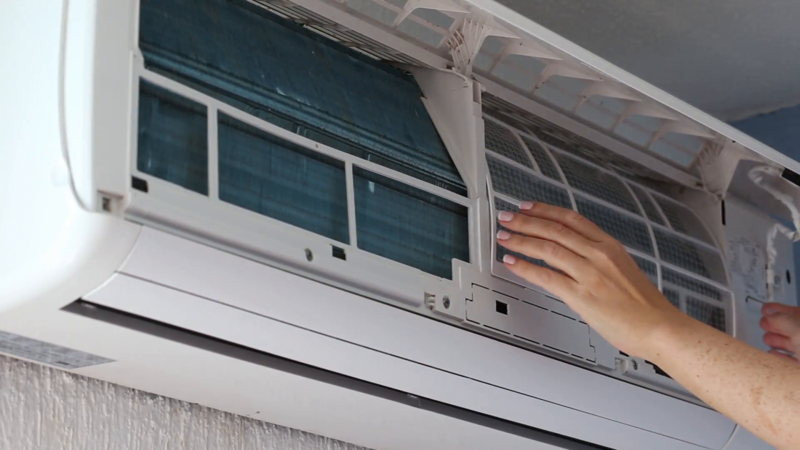 Những hậu quả khi tự vệ sinh máy lạnh tại nhà với người không chuyên
