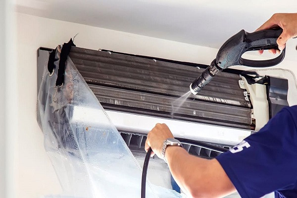 Cách Vệ Sinh Máy Lạnh Bám Bụi Nhiều, Lưu Ý Khi Dùng Hóa Chất Và Thời Điểm Nên Gọi Thợ Chuyên Nghiệp